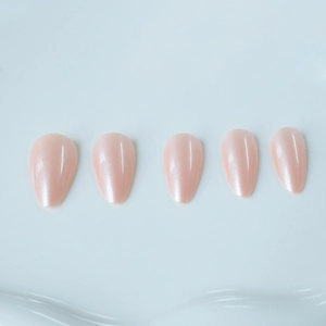 Faux ongles amande rose poudré nacré avec une finition brillante et un style élégant