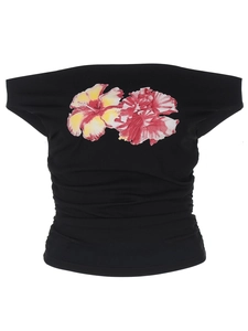 Détail d'un haut noir à épaules dénudées avec imprimé floral d'hibiscus et tissu froncé