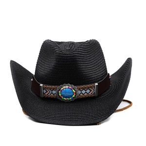 Détail du chapeau de cowboy noir avec broderie ethnique et pierre turquoise