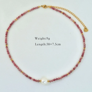 Dettaglio collana di perline rosa con perla bianca e ciondolo a cuore, lunghezza 38+7.5cm