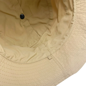 Vista macro dettagliata delle cuciture interne e fibbia metallica del cappello beige