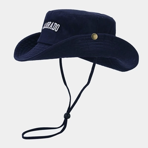 Détail du chapeau de randonnée en toile marine avec broderie Colorado et cordon réglable