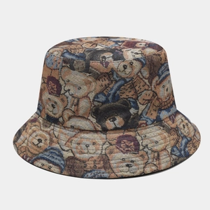 Bob en jacquard vintage avec motif ours en peluche et large bord en couleurs rétro