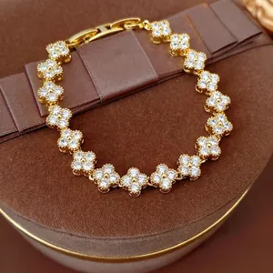 Bracelet trèfle plaqué or avec pavage en zircone cubique dans un coffret à bijoux chic