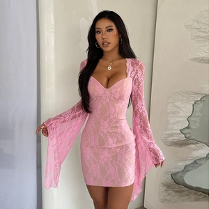 Vestido corto de encaje rosa con escote en V profundo y mangas de campana estilo slim