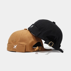 Bonnets miki rétro noir et marron avec broderie avion et boucle réglable en métal