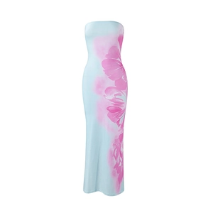 Detail van nauwsluitende blauwe strapless jurk met grote roze bloemenprint