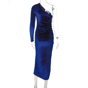 Détail de robe en velours bleu nuit avec épaule asymétrique et plis latéraux