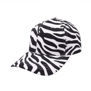 Dettaglio del cappellino zebrato che mostra il twill di cotone e la visiera curva