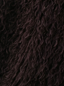 Detalle macro de la textura de piel sintética rizada en chaleco marrón oscuro
