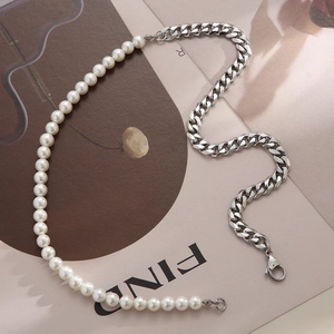 Détail du collier mixte perles blanches et chaîne cubaine argentée avec fermoir mousqueton