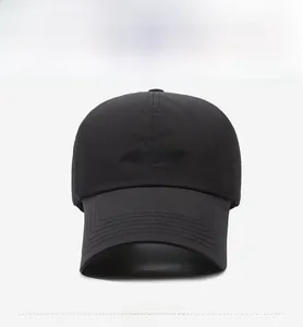 Dettaglio frontale del cappellino da baseball nero con ricamo 3D PWRFIT sul davanti