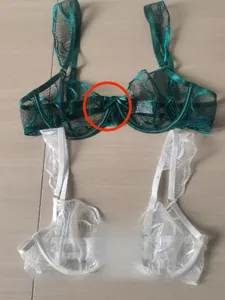 Ricamo dettagliato su reggiseni in pizzo verde scuro e bianco con motivi floreali