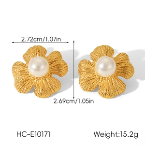 Detailed view of golden flower earrings with central pearl and dimensions on white background