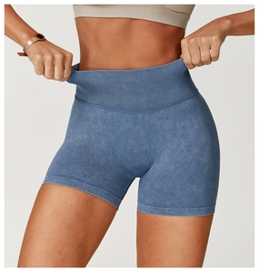 Détail du short de yoga sans couture taille haute avec effet délavé et ceinture côtelée