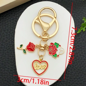 Detailansicht goldener Schlüsselanhänger mit roten Emaille-Rosen und Herzanhänger