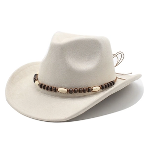 Detail eines Bohemian Filz-Cowboyhuts mit Vintage-Perlenband und breitem Krempendesign