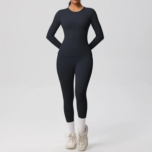Vue détaillée des coutures et du tissu brossé de qualité sur cet ensemble yoga