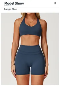Détail de l'ensemble de sport bleu avec brassière dos nu et short de fitness moulant