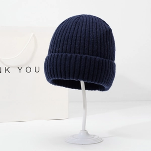 Bonnet en maille bleu foncé classique avec texture côtelée verticale et bord replié