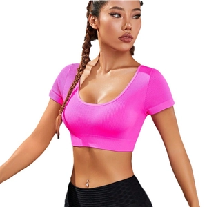 Eng anliegendes geripptes Yoga-Crop-Top in Neonpink mit Rundhalsausschnitt für Damen