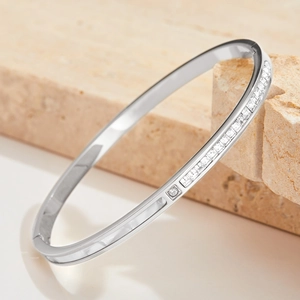 Bracelet élégant en acier inoxydable argenté avec zircons brillants à coupe carrée