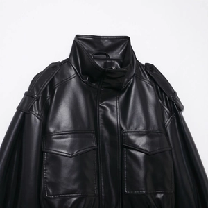 Herren Bikerjacke aus schwarzem Kunstleder mit Stehkragen und Brusttaschen mit Klappe