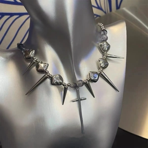 Collana punk in acciaio al titanio con pendente a croce e borchie su busto argento