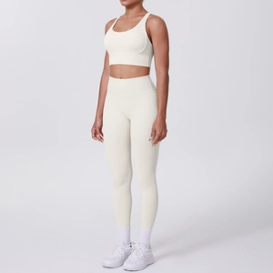 Détail d'un ensemble de yoga blanc cassé avec brassière racerback et legging taille haute