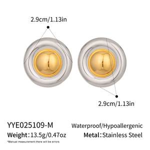 Détail de boucles d'oreilles disque 2,9cm en acier inoxydable bicolore or et argent mat