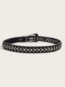Détail d'une ceinture en cuir noir ornée de strass et d'une boucle métallique