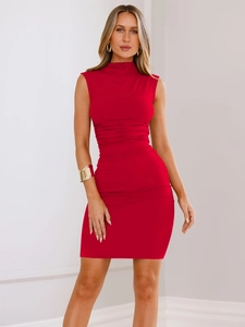 Dettaglio dell'abito rosso senza maniche a dolcevita con vita arricciata e vestibilità slim