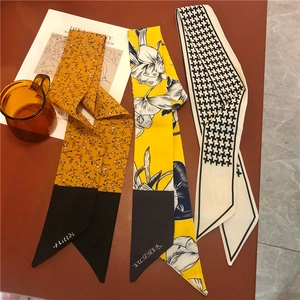 Piatto di sciarpe in seta floreali e pied-de-poule con eleganti elementi decorativi vintage