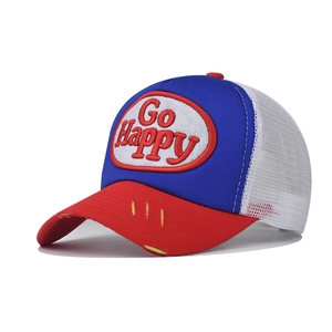Détail du bord usé et de l'écusson brodé Go Happy sur la casquette bicolore de sport