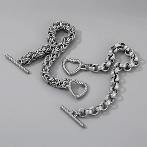 Détail du bracelet en acier titane avec fermoir en forme de cœur et maillons rétro tressés