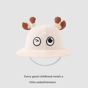 Détail d'un chapeau de soleil bébé avec bois, texture tricotée et yeux de dessin animé