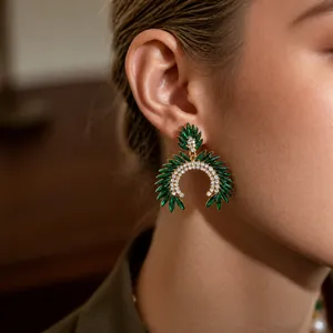 Pendientes vintage estilo corte con piedras verdes y pedrería en modelo asiático