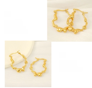 Détails des boucles d'oreilles dorées irrégulières avec finition polie et texture fondue