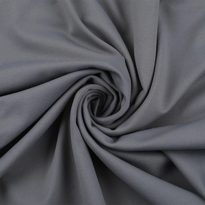 Vue macro du tissu en maille côtelée gris foncé montrant la texture de la robe ajustée