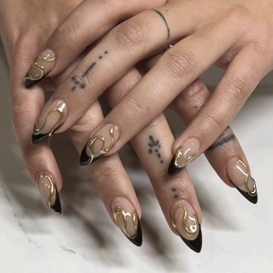 Faux Ongles Amande Longue Pointe Française Noire Avec Ligne De Relief Dorée 3D Ongles Artificiels