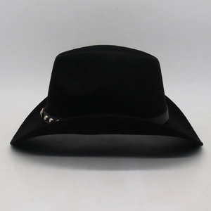 Détail d'un chapeau de cowboy en suède noir avec bande en cuir, turquoise et clous