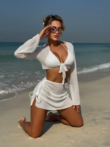 Set bikini in tre pezzi all'uncinetto bianco con copricostume a maniche lunghe e gonna