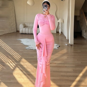 Robe moulante rose à manches longues avec taille plissée et volant latéral