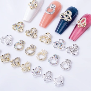 Gros plan de bijoux d'ongles en alliage avec perles et strass colorés brillants