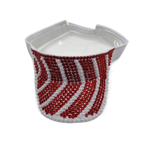 Détail de strass rouges et blancs sur une visière blanche avec fermeture velcro