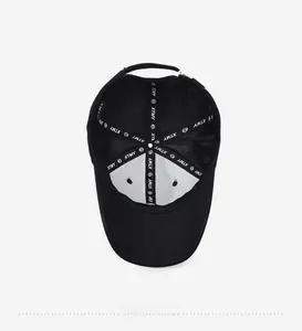 Vue intérieure de la casquette de baseball noire montrant les coutures et la bande XTMY