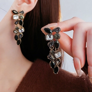 Vue détaillée de boucles d'oreilles vintage avec cristaux bicolores sur un modèle