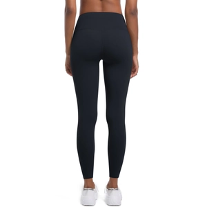 Détail du legging de yoga noir à taille haute avec coutures en V pour effet remonte-fesses