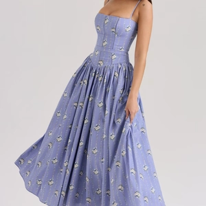 Abito a fiori lavanda con spalline sottili, vita a corsetto e gonna lunga a pieghe