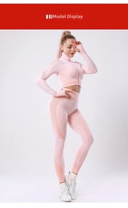 Detail von rosa nahtlosem Yoga-Set mit Mesh-Einsätzen und Ärmel-Daumenlöchern